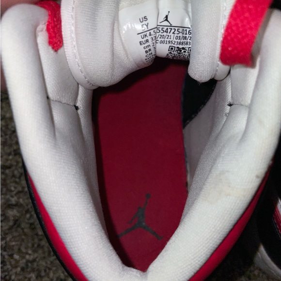 BIG KIDS' AIR JORDAN RETRO 1 MID CASUAL SHOES

White/Gym Red/Black - Picture 6 of 6